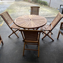 Load image into Gallery viewer, 120cm Sunshine Round Teak Folding Table and 4 Hampton chairs ( Seconds )
